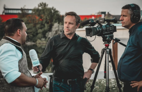 Sports news reporters