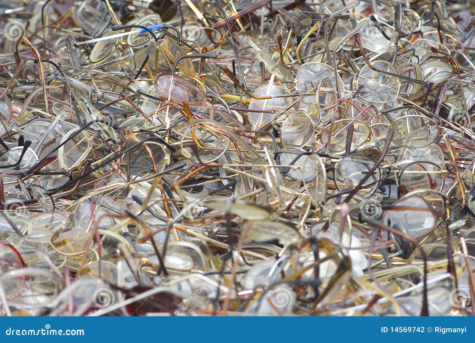 eyeglasses-pile-14569742.jpg