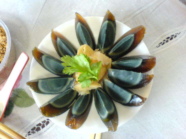 Arranged_century_egg_on_a_plate.jpg