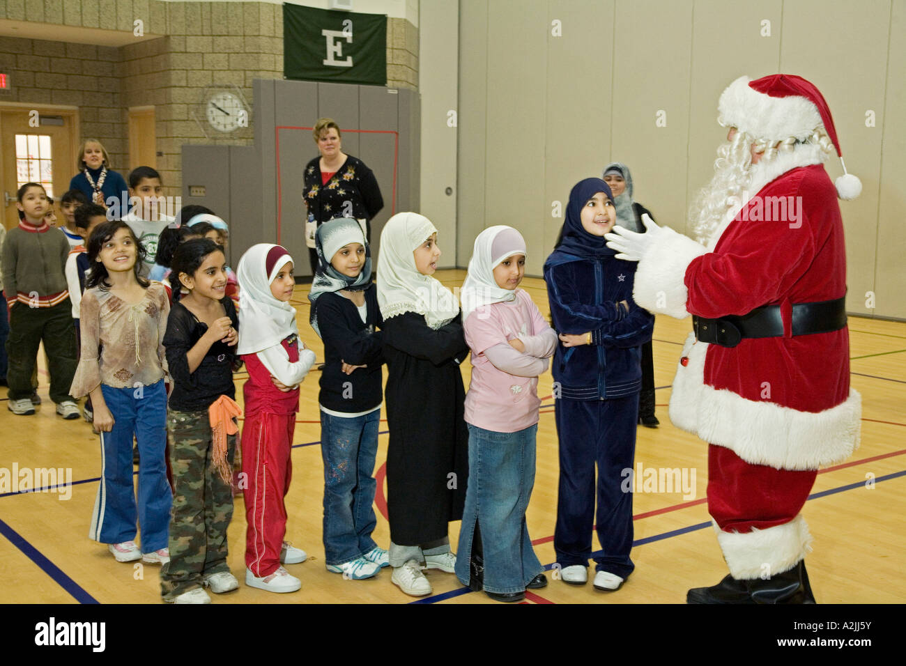 santa-visits-muslim-immigrant-children-A2JJ5Y.jpg