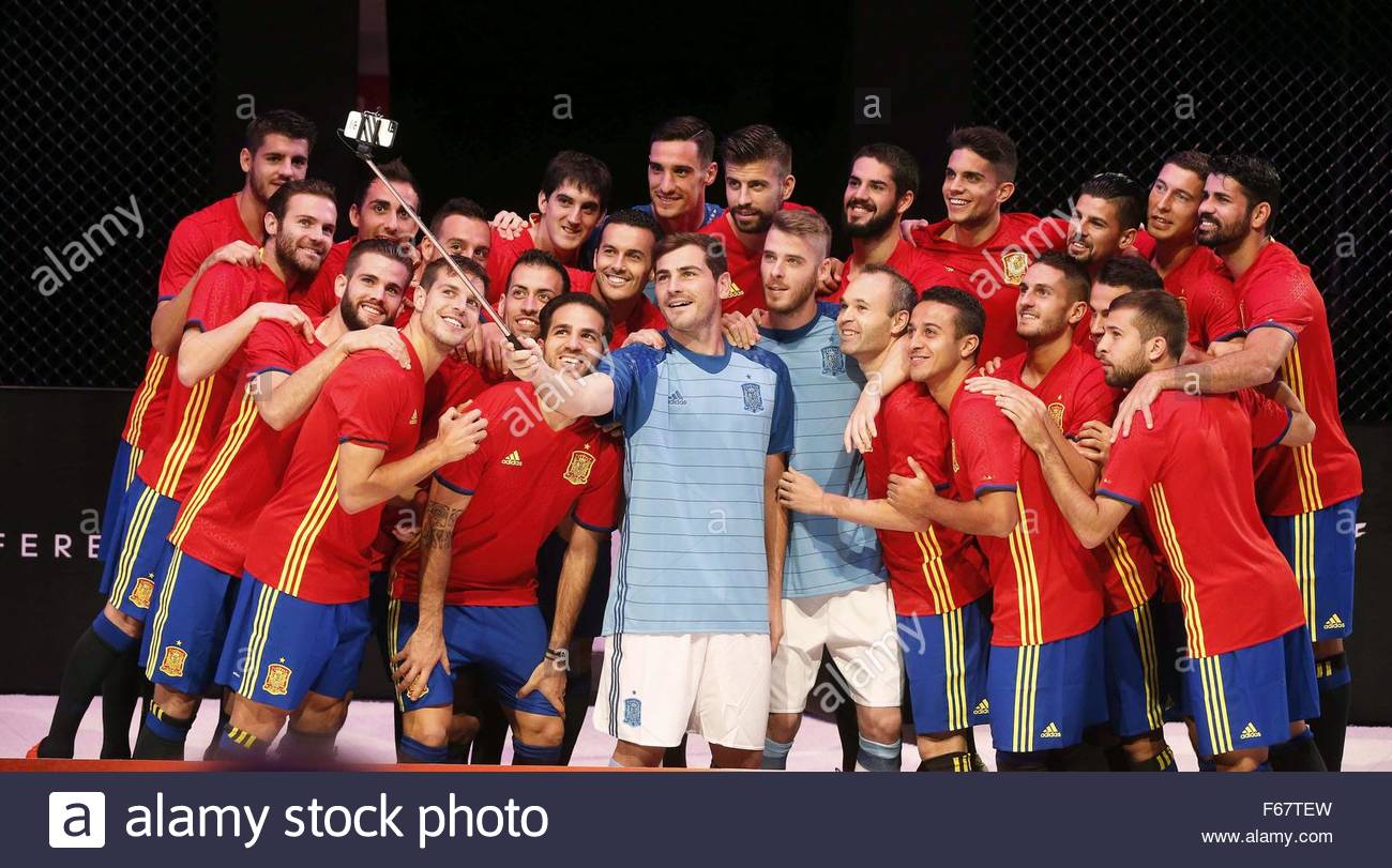 epa05019786-spanish-national-soccer-team-players-pose-for-a-selfie-F67TEW.jpg