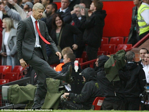 28D9CEEE00000578-3087900-Arsene_Wenger_takes_out_his_frustrations_on_a_water_bottle_durin-a-49_1432042741542.jpg