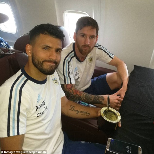 359D24B200000578-3658008-Sergio_Aguero_left_and_Lionel_Messi_pass_the_time_with_a_cup_of_-a-4_1466759341515.jpg