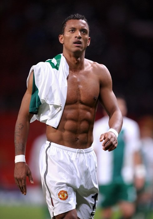 cristiano-ronaldo-493-soccer-player-luis-nani-six-pack-abs-body-muscles-while-being-shirtless.jpg