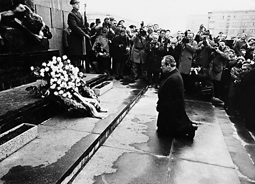 brandt_kniefall-warschau_1970jpg.jpg