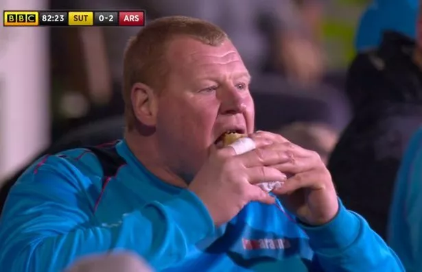 Wayne-Shaw-the-Sutton-reserve-goalkeepereats-a-pie-in-the-dugout-at-halftime.jpg