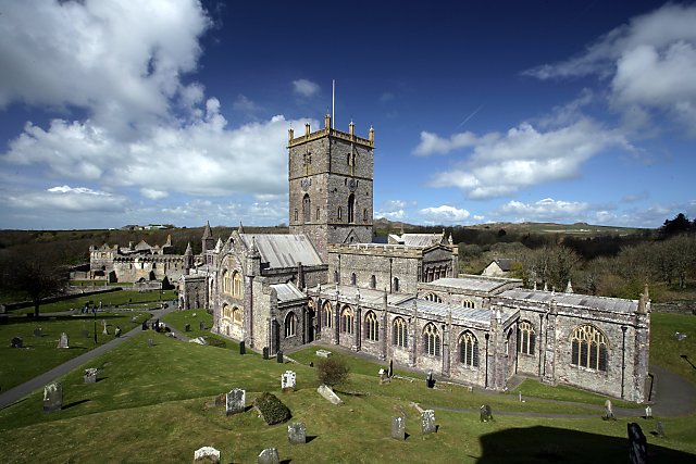 St_David's_Cathedral_and_Bishop's_Palace_-_geograph.org.uk_-_774149.jpg